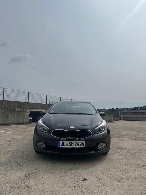 Schwarz Gebraucht 2013 Kia Ceed Limousine | 6.300 € (Fairer Preis) - Bild 1/4