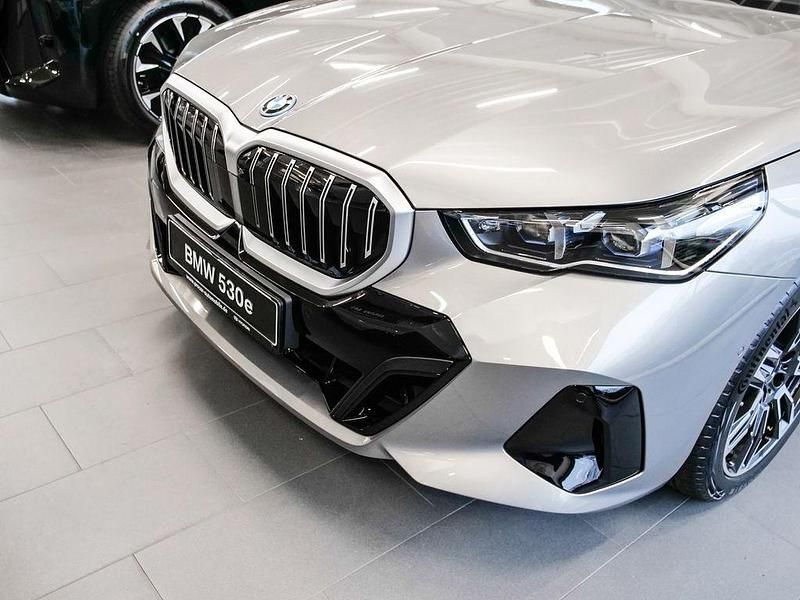 Neu BMW 530e M Sport 190 PS (139 kW) 2025 Grau Kombi