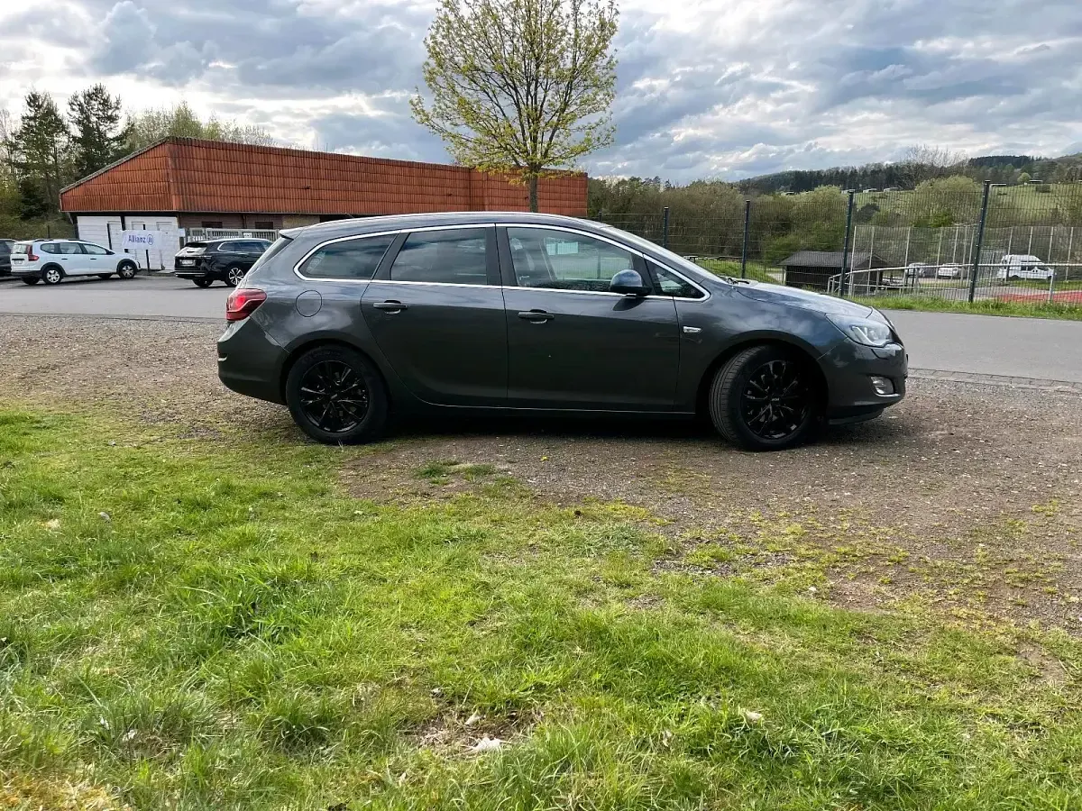 Gebraucht Opel Astra 160 PS (117 kW) 2012 Grau Limousine