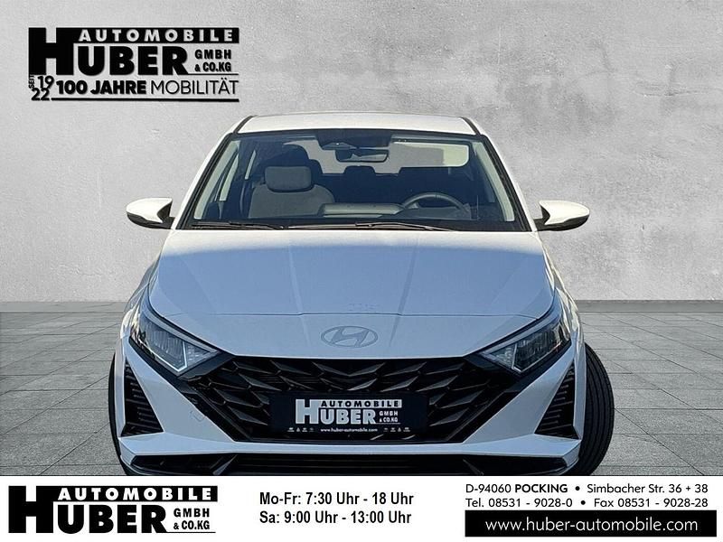 Weiß Neu 2025 Hyundai i20 Trend Limousine | 21.990 € (Fairer Preis) - Bild 1/4