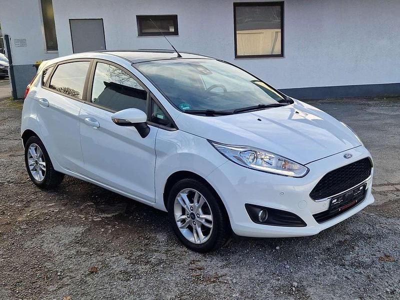 Frostweiß Gebraucht 2017 Ford Fiesta Celebration Kleinwagen | 6.400 € (Superpreis) - Bild 1/4