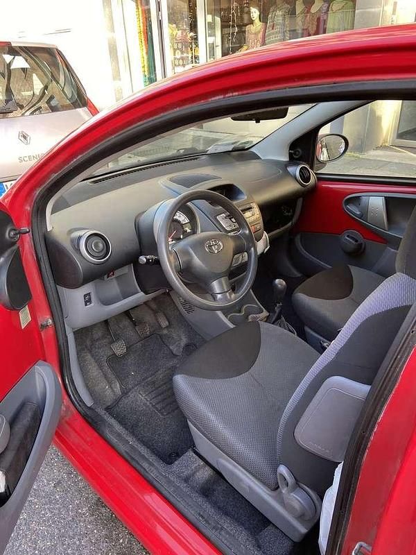 Gebraucht Toyota Aygo 68 PS (50 kW) 2006 Rot Kleinwagen