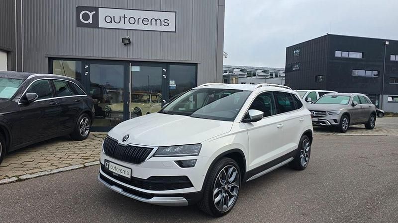 Bila candy/candyweiss Gebraucht 2019 Skoda Karoq Scout 4x4 SUV | 24.699 € (Etwas zu teuer) - Bild 1/4