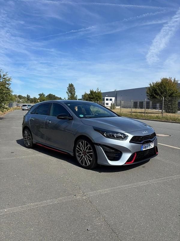 Grau Gebraucht 2023 Kia Ceed GT Limousine | 29.999 € (Etwas zu teuer) - Bild 1/4