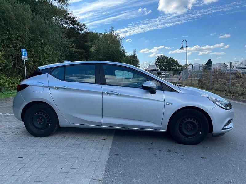 Gebraucht Opel Astra Edition 110 PS (80 kW) 2017 Silber Limousine