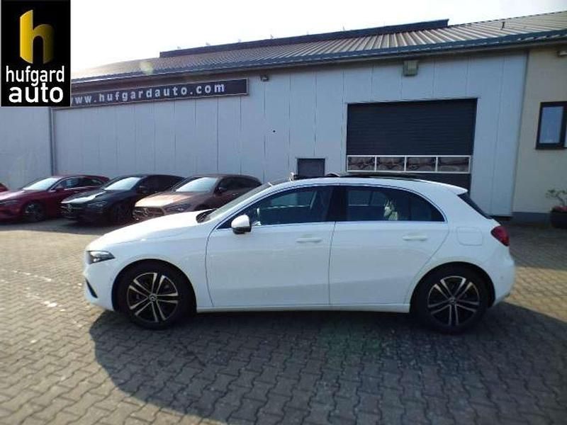 Weiß Gebraucht 2024 Mercedes A180 Advanced Limousine | 29.350 € (Fairer Preis) - Bild 1/4