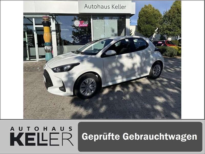 Weiß Neu 2025 Toyota Yaris Hybrid Comfort Limousine | 23.960 € (Guter Preis) - Bild 1/4
