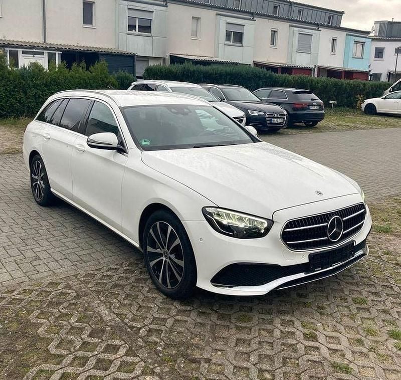 Weiß Gebraucht 2023 Mercedes E300 Avantgarde Limousine | 27.999 € (Guter Preis) - Bild 1/4