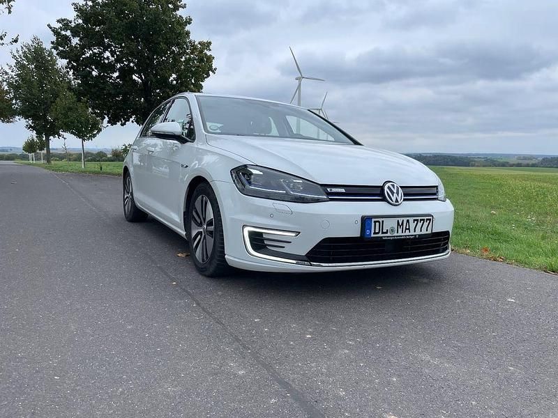 Weiß Gebraucht 2019 VW e-Golf Kleinwagen | 16.500 € (Etwas zu teuer) - Bild 1/4