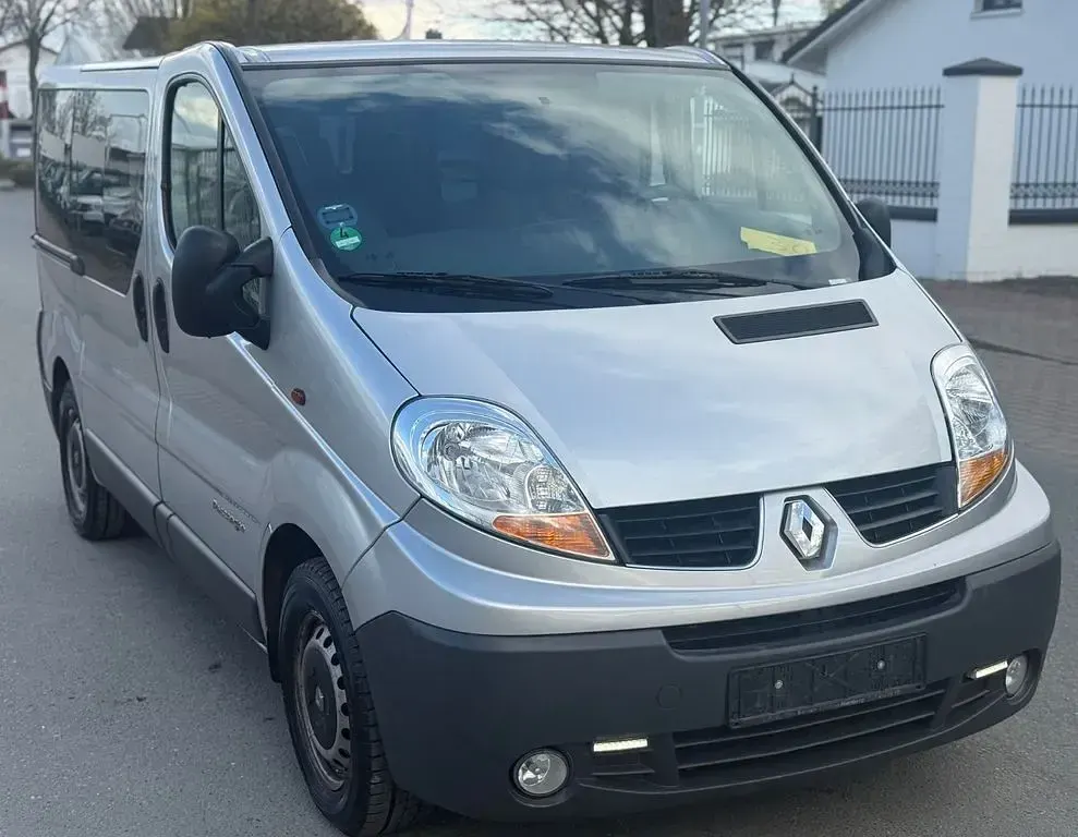 Gebraucht Renault Trafic 145 PS (106 kW) 2006 Silber Van / Kleinbus