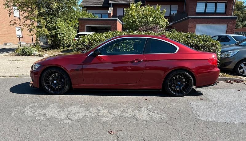 Rot Gebraucht 2010 BMW 335 M Sport Coupé | 13.700 € (Superpreis) - Bild 1/4