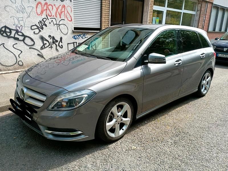Grau Gebraucht 2013 Mercedes B180 Van / Kleinbus | 9.900 € (Fairer Preis) - Bild 1/4