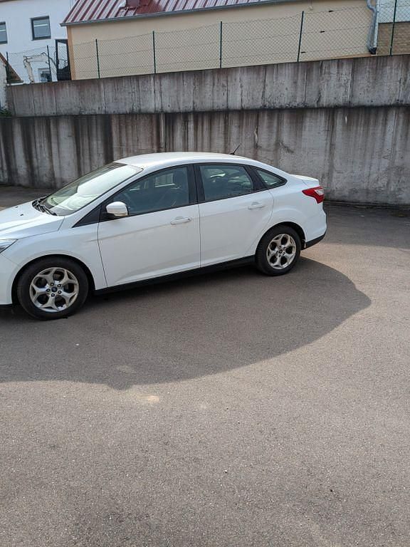 Gebraucht Ford Focus Trend 101 PS (74 kW) 2012 Weiß Limousine