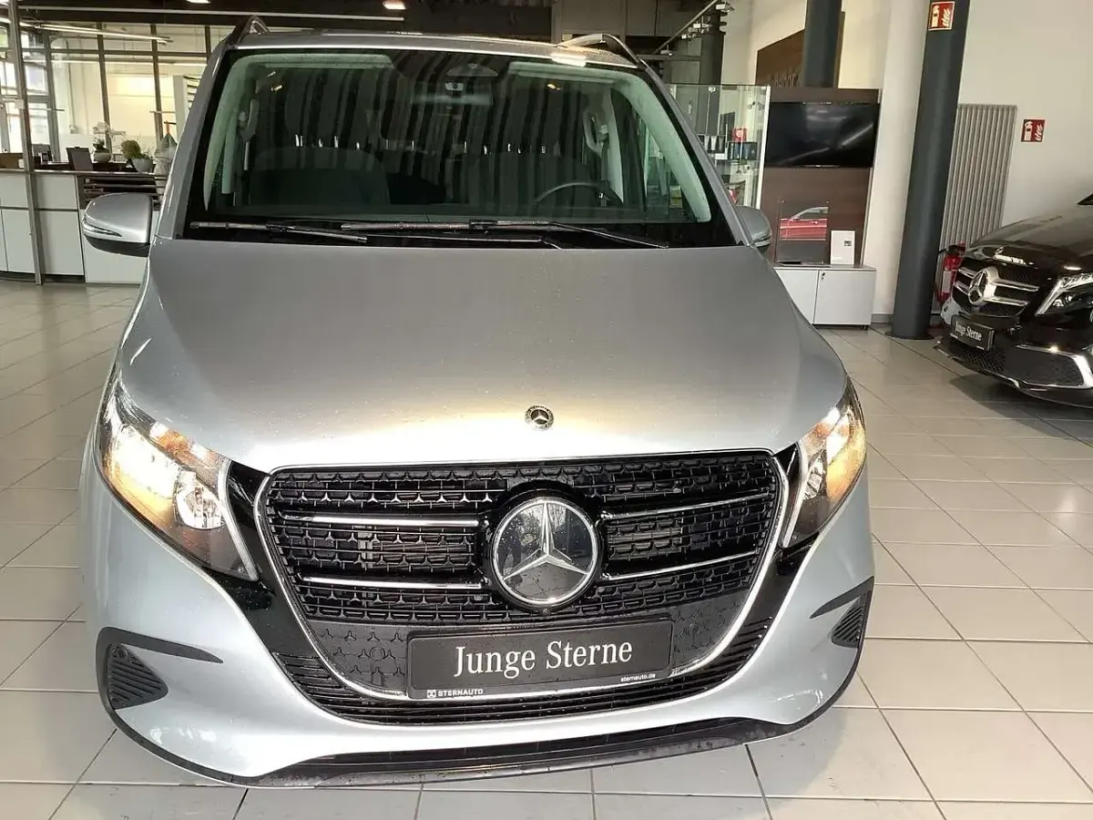 Gebraucht Mercedes V220 163 PS (119 kW) 2025 Hightechsilber metallic Van / Kleinbus