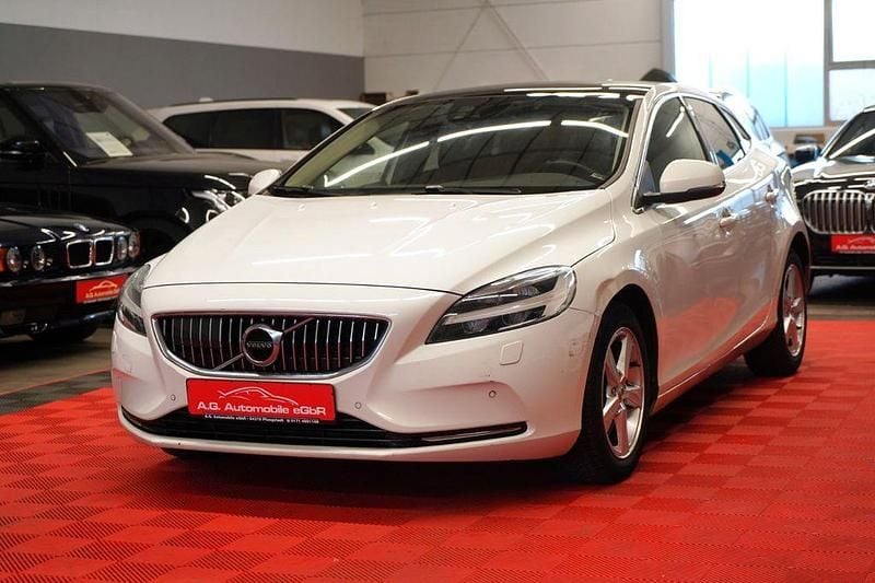 Weiß Gebraucht 2018 Volvo V40 Inscription Limousine | 9.950 € (Guter Preis) - Bild 1/4