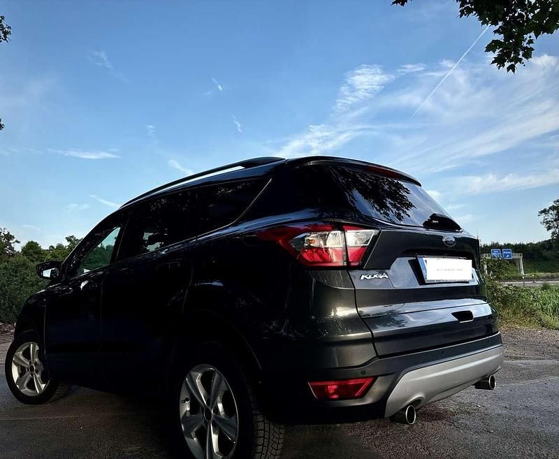 Grau Gebraucht 2018 Ford Kuga Titanium SUV | 12.000 € (Guter Preis) - Bild 1/4