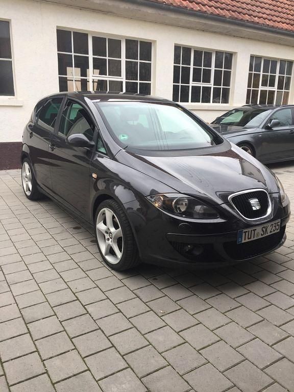 Grau Gebraucht 2005 Seat Altea Sport Van / Kleinbus | 3.490 € (Etwas zu teuer) - Bild 1/4