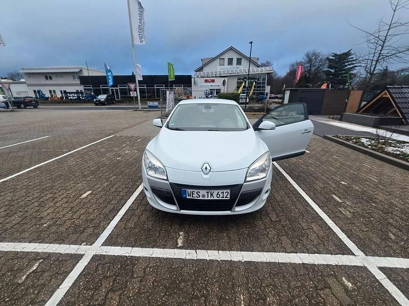 Weiß Gebraucht 2009 Renault Mégane III Dynamique Coupé | 3.500 € (Guter Preis) - Bild 1/4