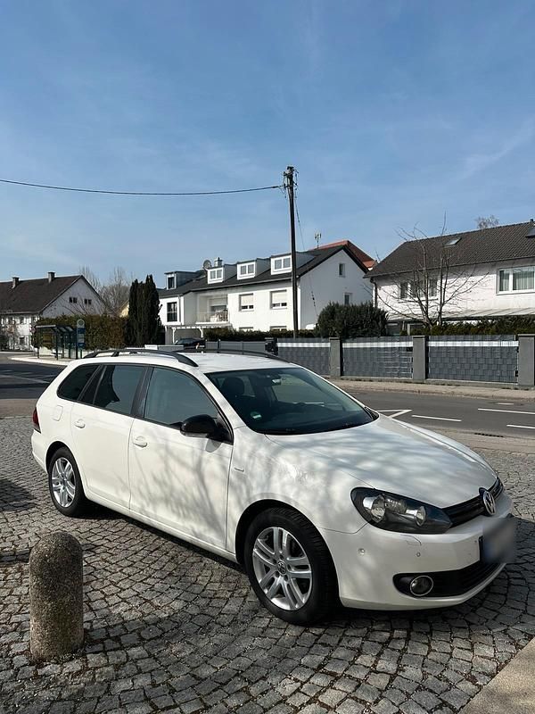 Gebraucht VW Golf VII Match 105 PS (77 kW) 2012 Weiß Kombi