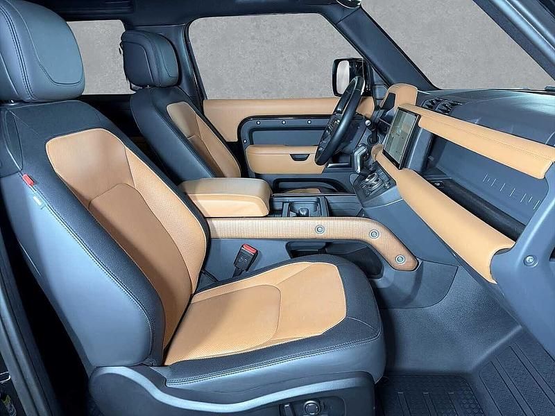 Gebraucht Land Rover Defender HSE Dynamic 202 PS (148 kW) 2022 Santorini black