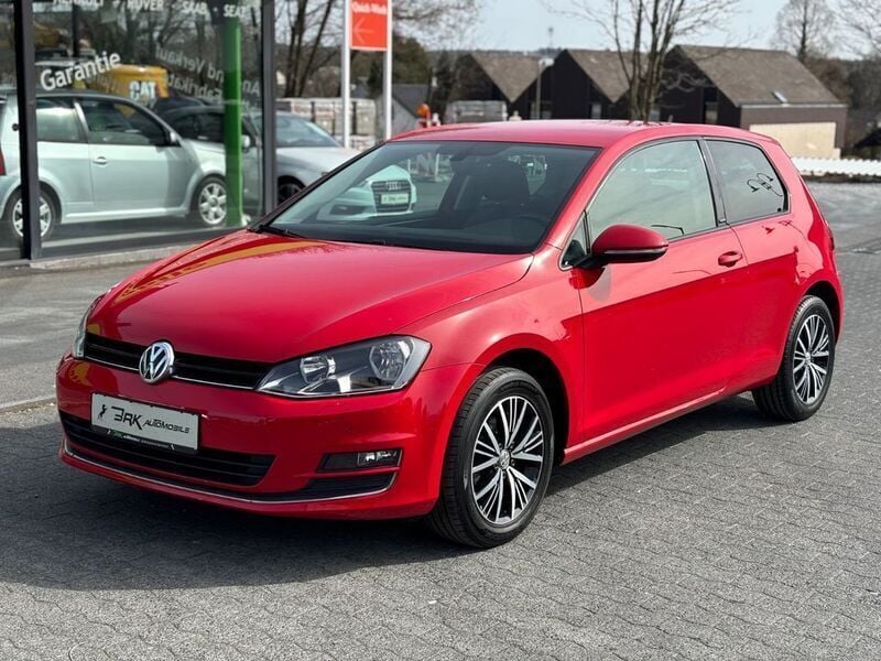 Rot Gebraucht 2016 VW Golf VII Allstar Limousine | 10.990 € (Guter Preis) - Bild 1/4