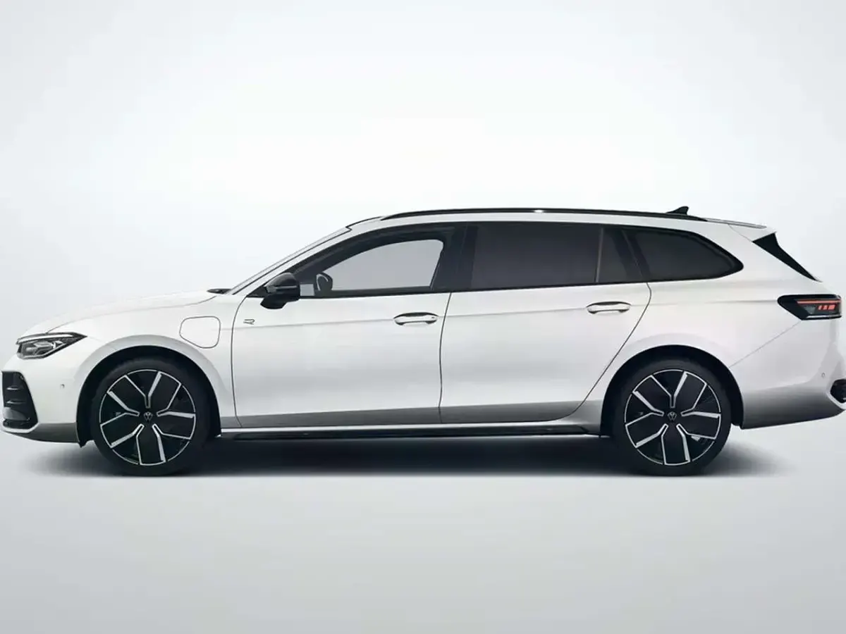 Gebraucht VW Passat R-line 272 PS (200 kW) 2025 Oryxweiß perlmutteffekt Kombi