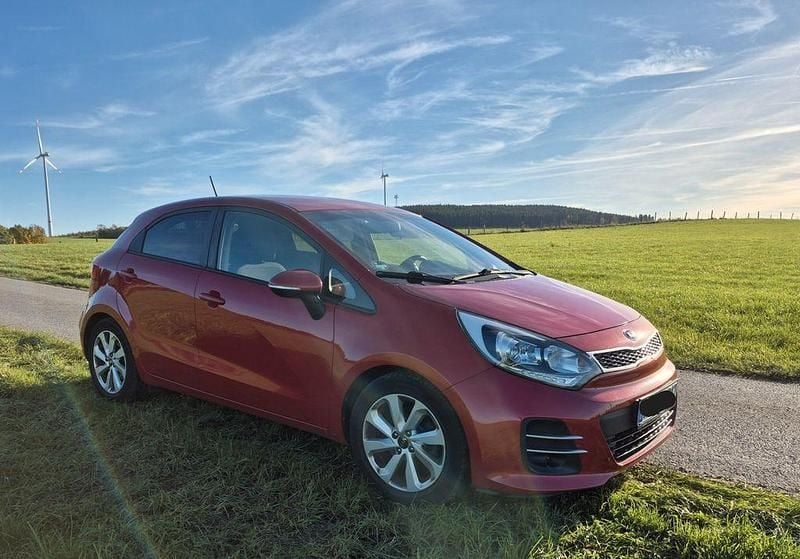 Rot Gebraucht 2016 Kia Rio Limousine | 6.950 € (Fairer Preis) - Bild 1/4