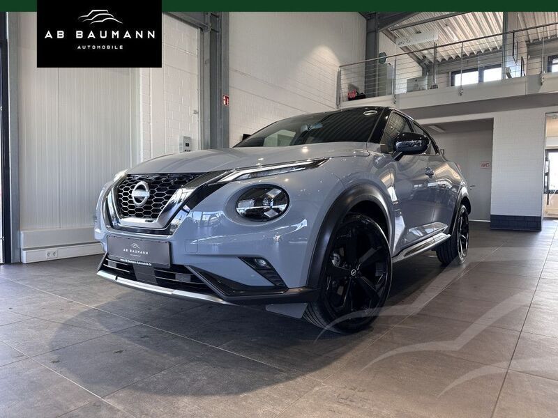 Grau ceramic grey p/black m (metallic) Gebraucht 2022 Nissan Juke SUV | 21.490 € (Etwas zu teuer) - Bild 1/3