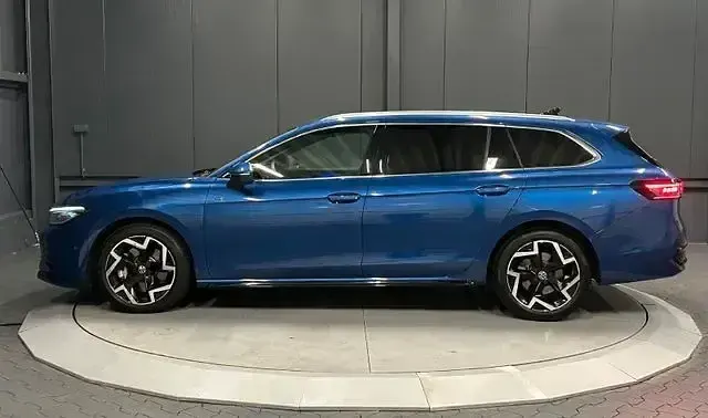 Gebraucht VW Passat R-line 193 PS (141 kW) 2025 Reef blue metallic Kombi