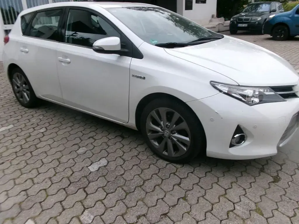 Gebraucht Toyota Auris Hybrid Edition 99 PS (72 kW) 2013 Weiß Limousine