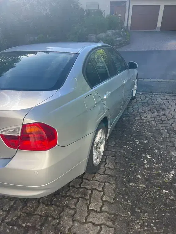 Gebraucht BMW 318 129 PS (94 kW) 2007 Silber Limousine