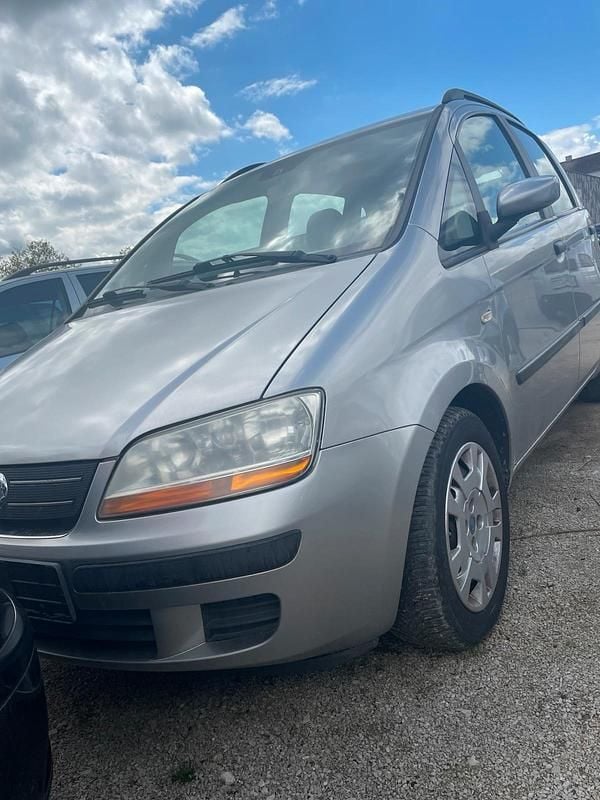 Gebraucht Fiat Idea 95 PS (69 kW) 2004 Silber Van / Kleinbus
