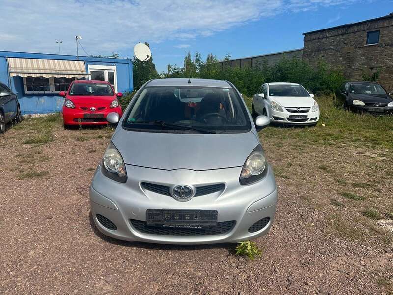 Gebraucht Toyota Aygo 68 PS (50 kW) 2010 Silber Kleinwagen