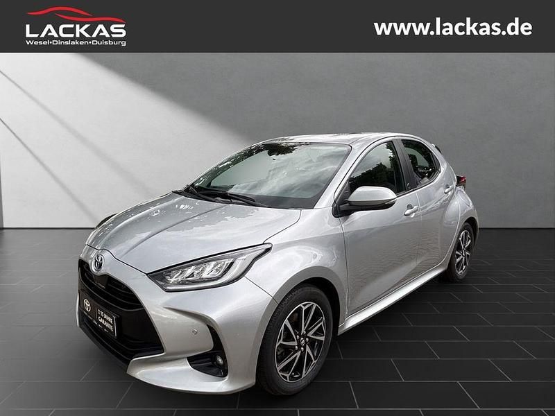 Silber Gebraucht 2022 Toyota Yaris Hybrid Team Limousine | 21.950 € (Etwas zu teuer) - Bild 1/4