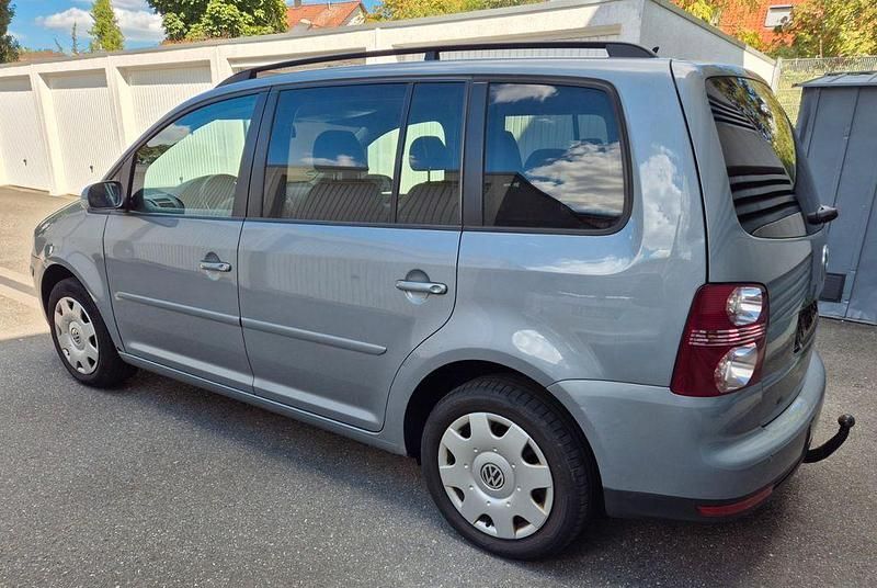 Grau Gebraucht 2009 VW Touran Trendline Van / Kleinbus | 2.950 € (Guter Preis) - Bild 1/4