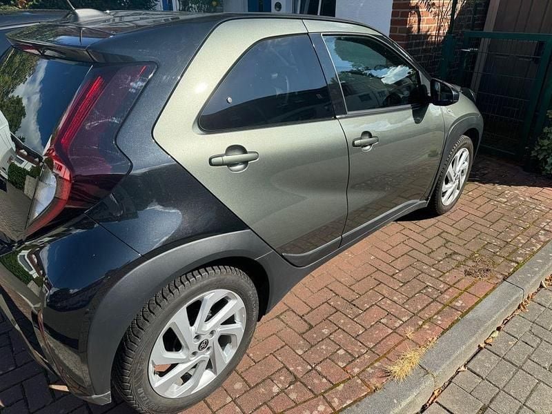 Grün Gebraucht 2022 Toyota Aygo Play Kleinwagen | 15.500 € (Fairer Preis) - Bild 1/4