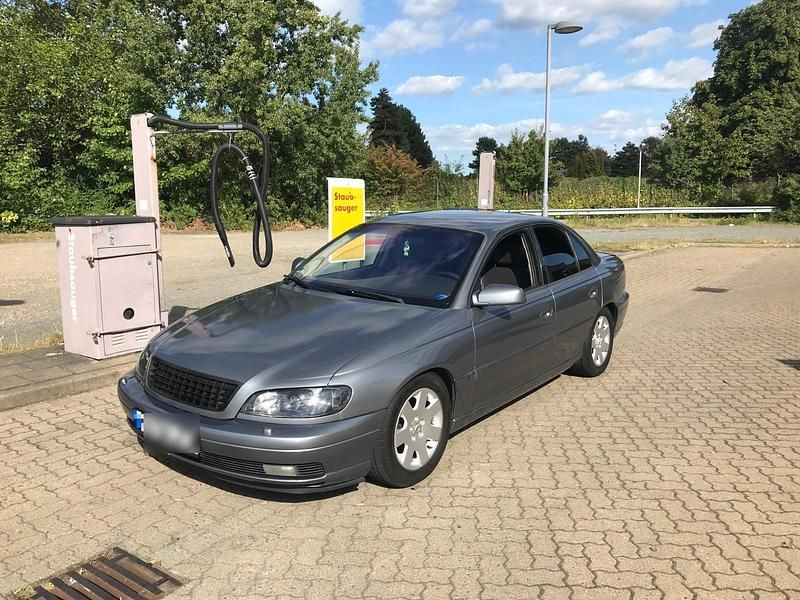 Grau Gebraucht 2000 Opel Omega Limousine | 1.600 € (Superpreis) - Bild 1/4