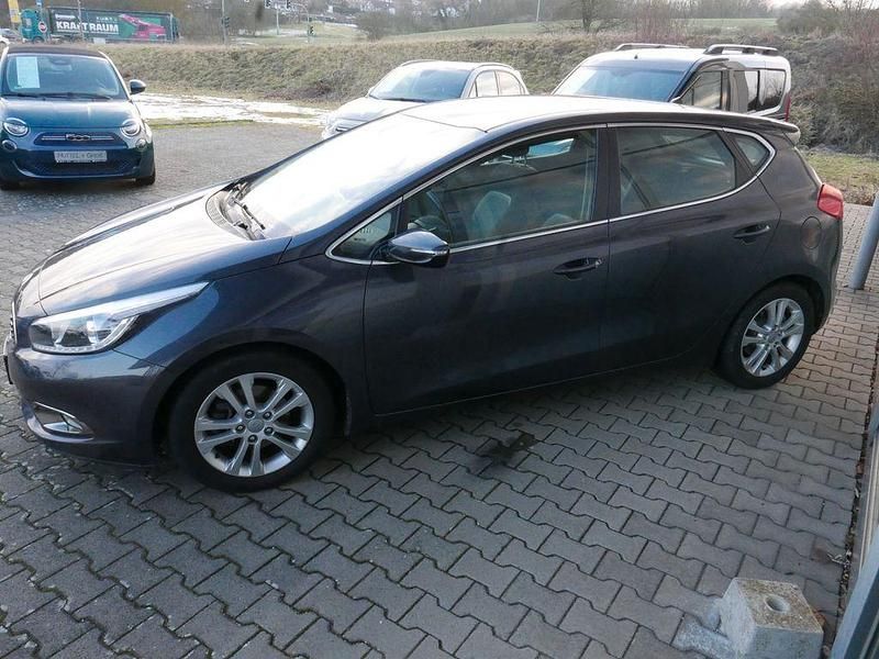 Gebraucht Kia Ceed Spirit 135 PS (99 kW) 2013 Grau Kleinwagen