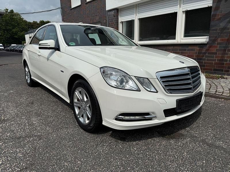 Weiß Gebraucht 2011 Mercedes E200 Limousine | 8.799 € (Guter Preis) - Bild 1/4