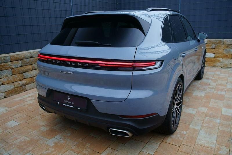 Grau Gebraucht 2024 Porsche Cayenne SUV | 87.890 € - Bild 1/4