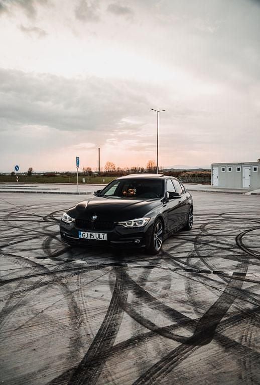 Schwarz Gebraucht 2016 BMW 330e iPerformance Limousine | 17.799 € - Bild 1/4