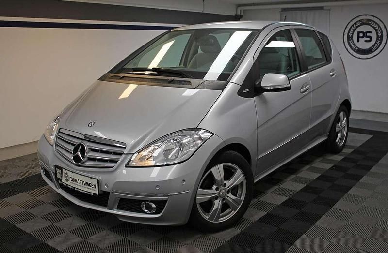 Silber Gebraucht 2011 Mercedes A200 Avantgarde Limousine | 9.999 € (Teuer) - Bild 1/3
