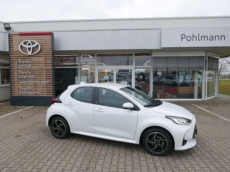 Gebraucht Toyota Yaris Team 125 PS (91 kW) 2023 Platinum white pearl mc. Kleinwagen