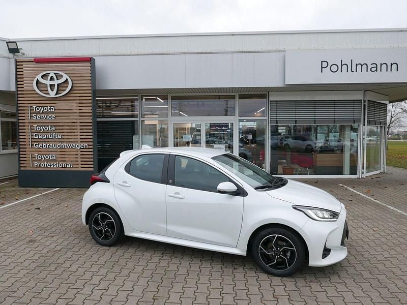 Platinum white pearl mc. Gebraucht 2023 Toyota Yaris Team Kleinwagen | 19.930 € (Fairer Preis) - Bild 1/4