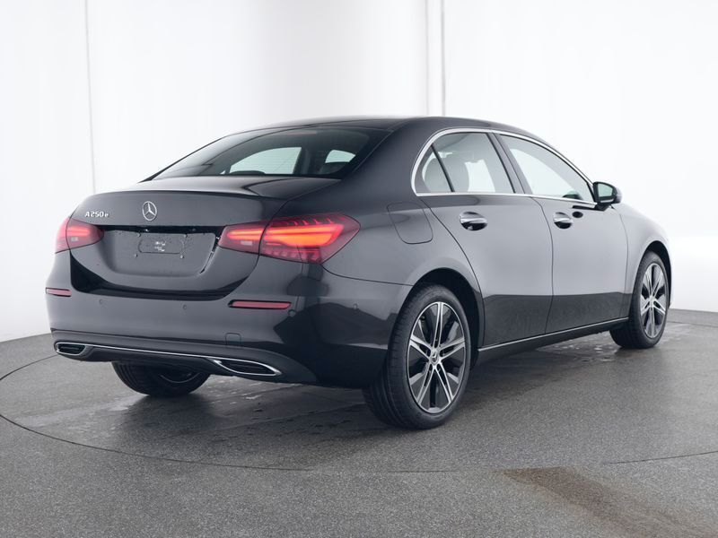Gebraucht Mercedes A250 Progressive 163 PS (119 kW) 2024 Metalliclack kosmosschwarz Limousine