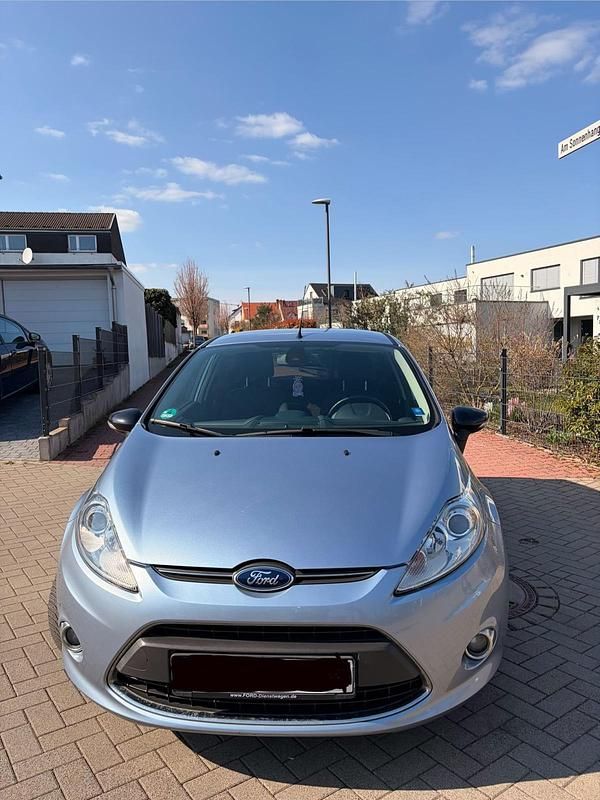 Gebraucht Ford Fiesta Titanium 95 PS (69 kW) 2012 Blau Kleinwagen