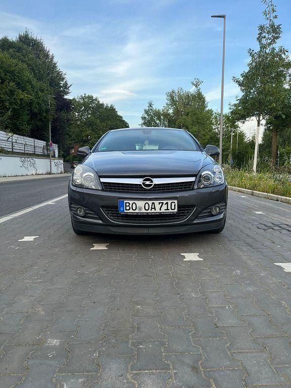 Grau Gebraucht 2009 Opel Astra GTC Innovation Limousine | 2.200 € (Superpreis) - Bild 1/4