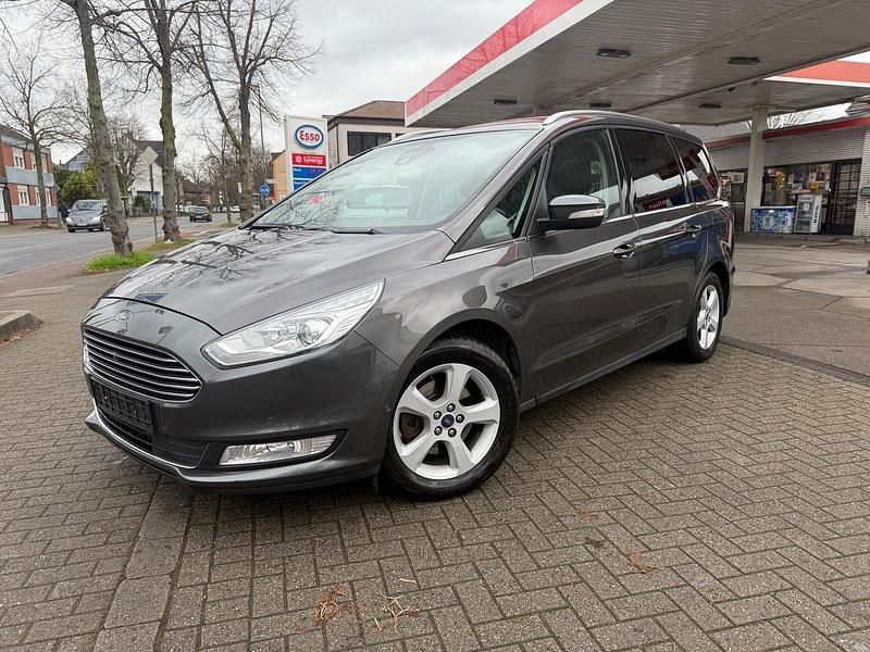 Grau Gebraucht 2018 Ford Galaxy Titanium Van / Kleinbus | 23.499 € (Etwas zu teuer) - Bild 1/4