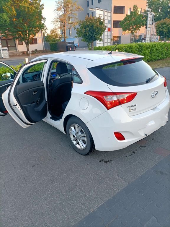 Weiß Gebraucht 2014 Hyundai i30 Edition Limousine | 7.500 € (Guter Preis) - Bild 1/1