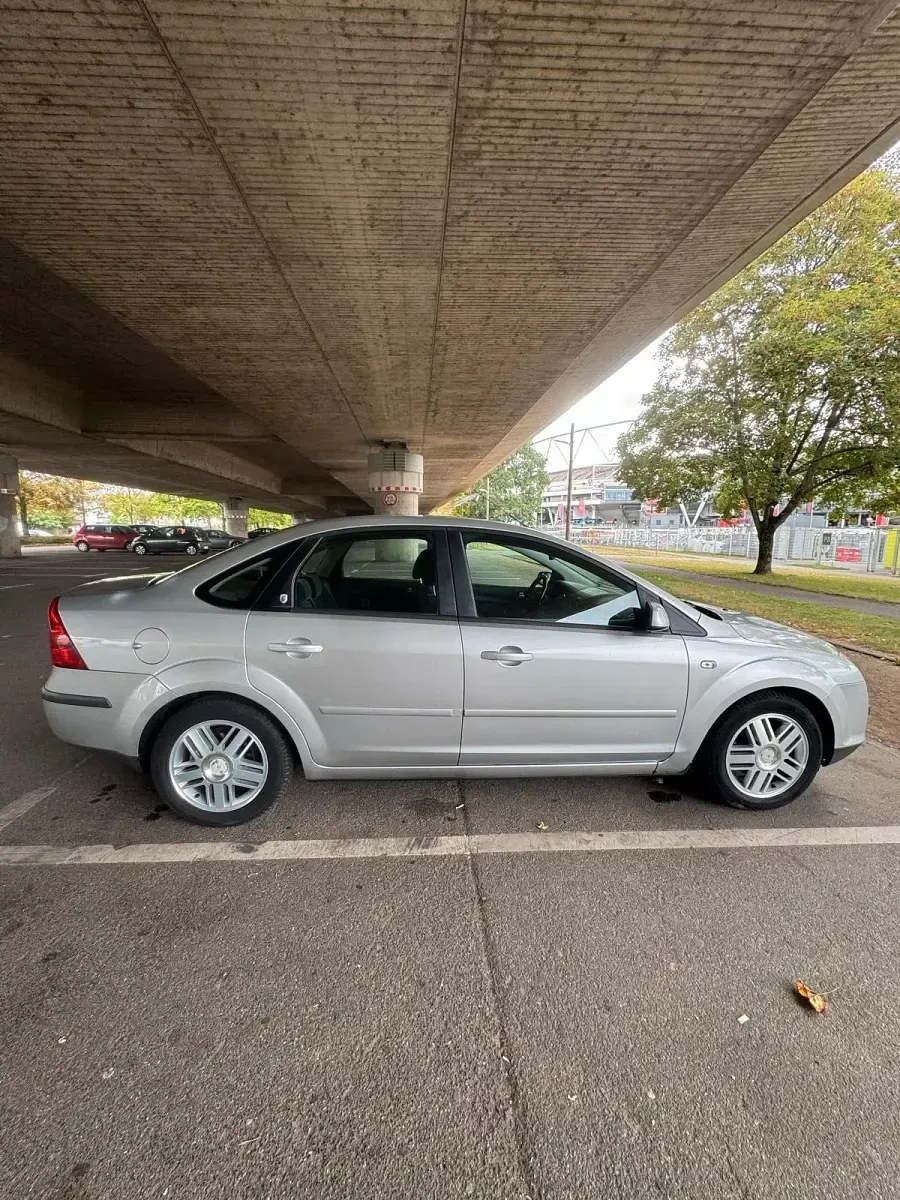 Gebraucht Ford Focus Ghia 116 PS (85 kW) 2005 Silber Limousine